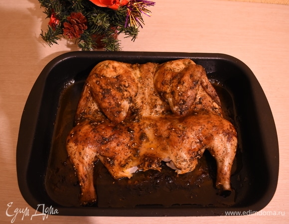 Вот, собственно. и все! Наша вкуснейшая и очень простая курица в духовке готова!