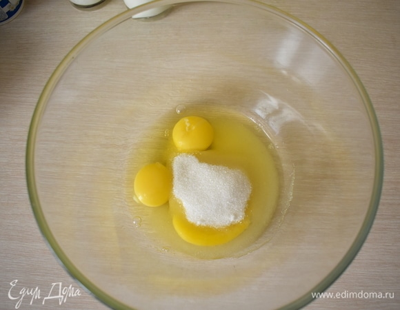 Блендером яйца смешиваем с сахаром.