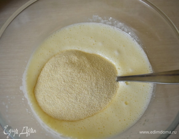 Добавляем кефир и манку. Размешиваем.