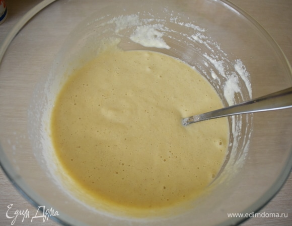 По консистенции тесто получается довольно жидкое.