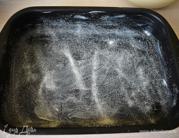 Смазываем противень сливочным маслом и посыпаем манкой.