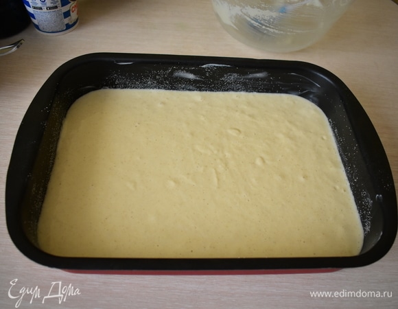 Выливаем тесто. Разравниваем. И ставим в предварительно разогретую до 180°C духовку на минут 40. Но, конечно же, смотрите по своей духовке. Возможно, это время увеличится или сократится. Готовность проверяем зубочисткой.