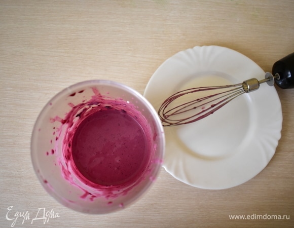 Пока пирог выпекается, делаем крем. Смешиваем черничное варенье со сметаной при помощи блендера.