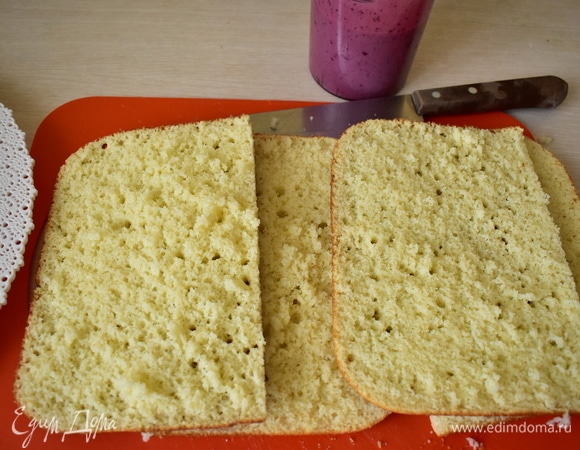 Готовый корж остужаем и разрезаем на 4 части.