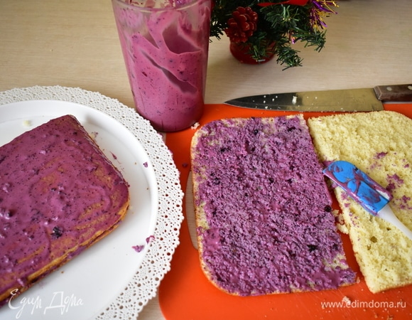 При помощи силиконовой лопатки промазываем каждый корж кремом с двух сторон и складываем один на другой.