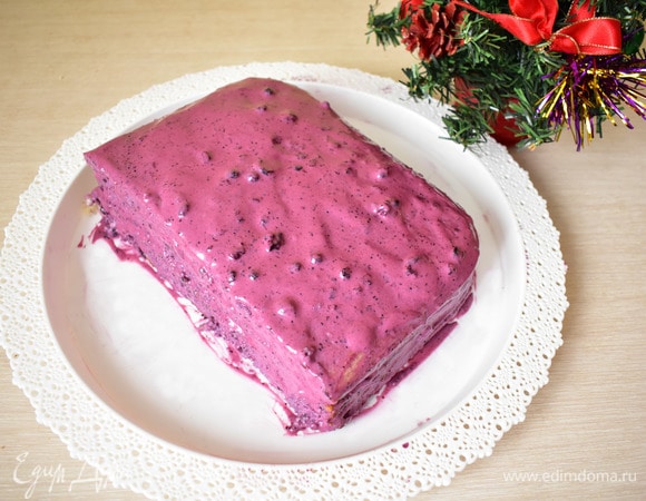 Получился тортик! Оставляем пропитаться на 1–2 часа. Тогда манка впитает всю жидкость, и в конечном итоге пирог получится не влажный, а рассыпчатый. А можно и сразу кушать, тогда манник будет более сочный! Но в том и в другом случае он вкусный!