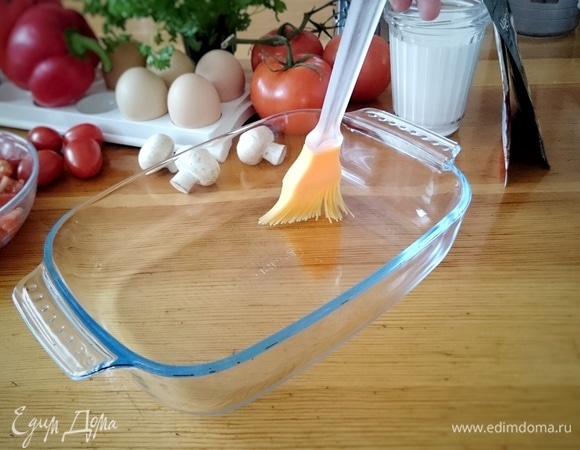 Разогрейте духовку до 175°C. Слегка смажьте форму для выпечки размером 20х15 см растительным маслом.