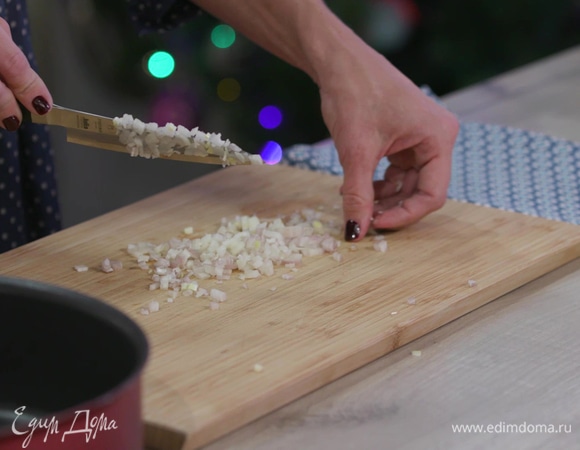 Шалот почистить и порубить очень мелко.