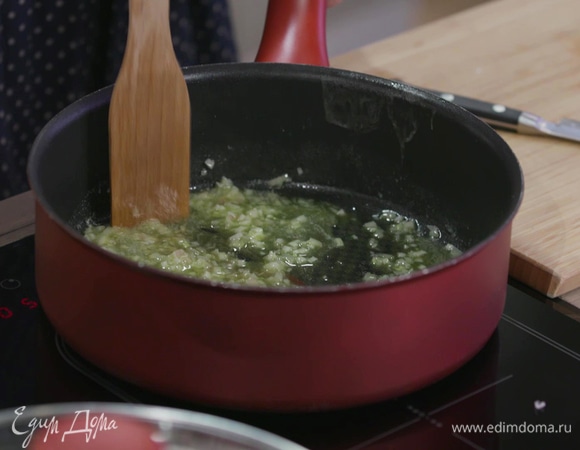 Разогреть в глубокой большой сковороде 1 ст. ложку сливочного масла и обжарить лук до прозрачности.