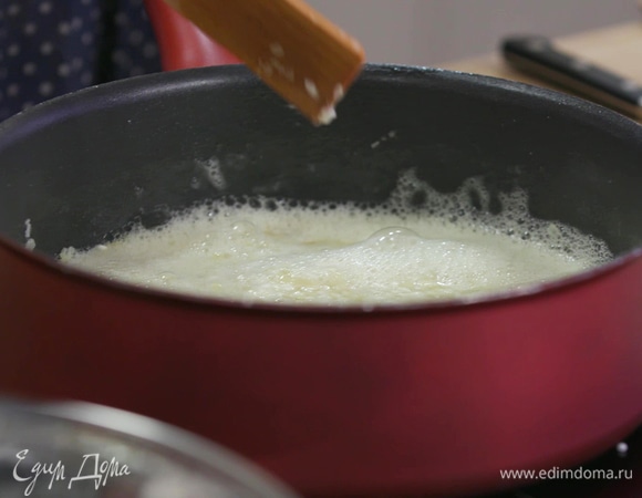 Влить к рису половину мартини и прогревать пару минут, затем небольшими порциями вливать горячий бульон: рис не должен плавать в жидкости, но и не должен превращаться в ком.