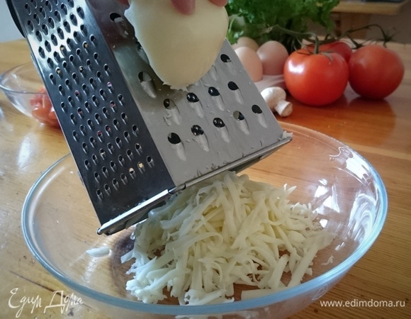 Натрите на крупной терке сыр.