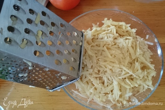 Натрите картофель на крупной терке и замочите его на 5 минут.