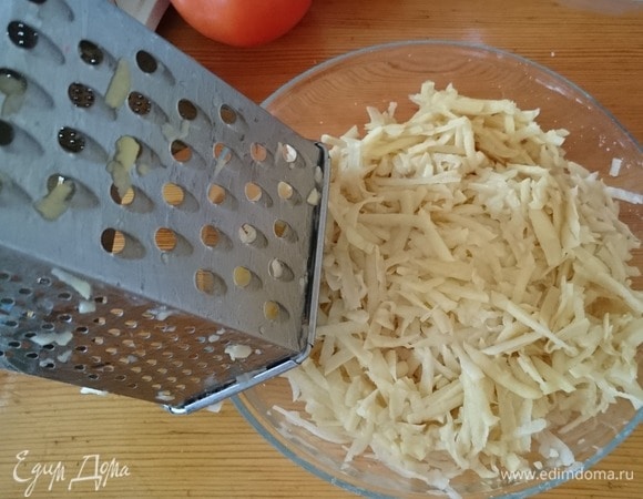 Натрите картофель на крупной терке и замочите его на 5 минут.