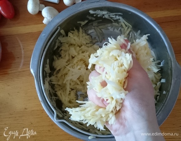 Затем слейте воду и хорошенько выжмите картофель.