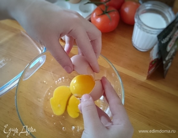 В большую миску разбейте яйца и чуть взбейте их.