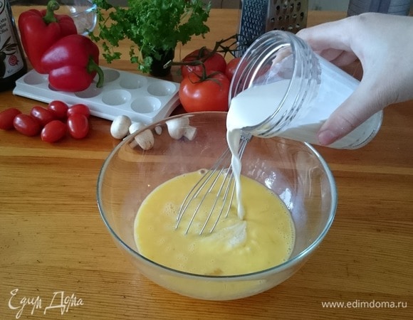 Добавьте сливки и приправьте солью и перцем.