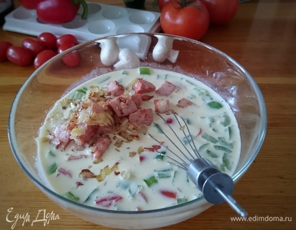 Смешайте с жареной колбасой, зеленым перцем и помидорами.