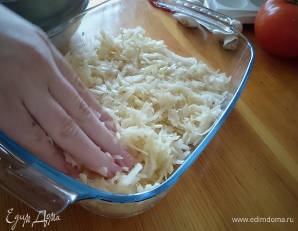 Выложите в форму картофель и слегка примните его руками.