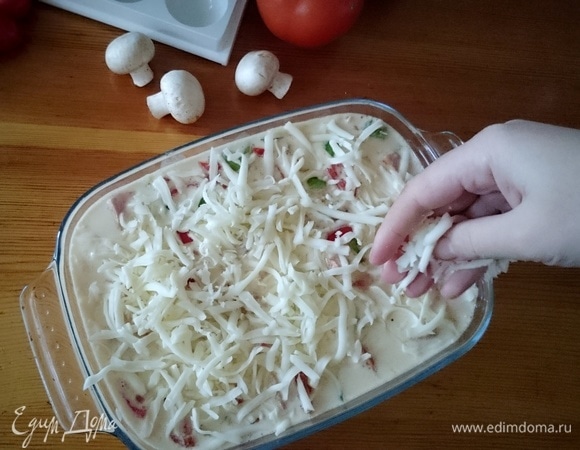 Вылейте смесь сверху картофеля и посыпьте сыром.