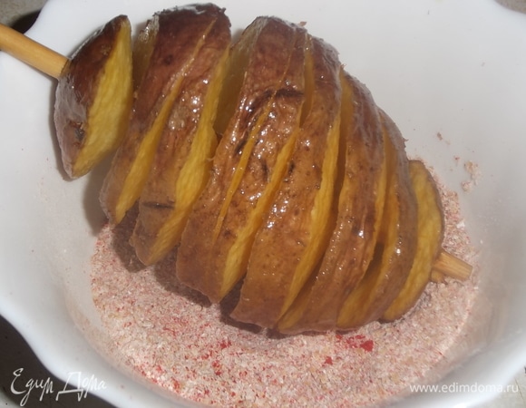 Готовый картофель обсыпать щедро приправой и подавать к столу.