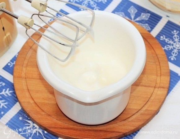 Приготовим безе. Охлажденные белки (65 г) взбиваем со щепоткой соли до мягких пиков. Затем добавляем частями сахарную пудру (110 г) и щепотку лимонной кислоты. Взбиваем безе до твердых пиков.