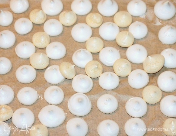 Выпекаем безе в разогретой до 100°C духовке минут 20. Затем немного приоткрываем духовку и быстро трогаем пальцем верхушку крайнего безе, если твердая, переключаем духовку на 170°C и допекаем безе до готовности минут 5–10.