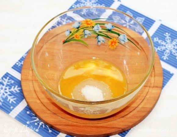 Приготовим корж. Желтки растереть с сахаром. Добавить сметану, растопленное и охлажденное сливочное масло и ванилин, перемешать.