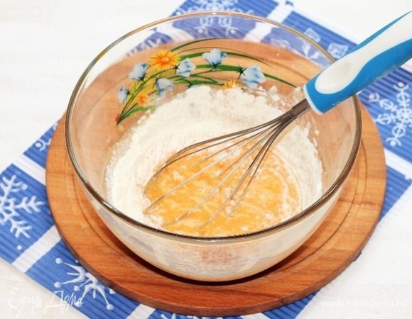 Всыпать просеянную муку с разрыхлителем. Взбить тесто вначале венчиком, затем — миксером до однородности.