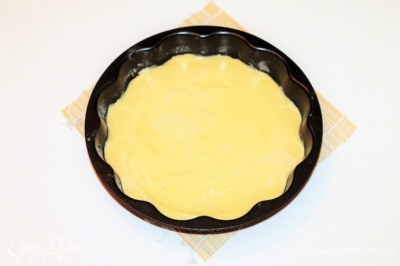 Дно формы для выпечки диаметром 20 см застелить пергаментом, смазать маслом и посыпать немного мукой. Выложить тесто в форму и выпекать в разогретой до 180°C духовке 20–30 минут.