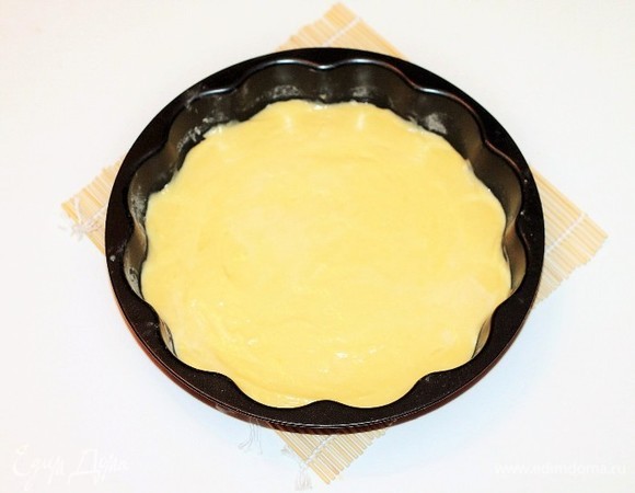 Дно формы для выпечки диаметром 20 см застелить пергаментом, смазать маслом и посыпать немного мукой. Выложить тесто в форму и выпекать в разогретой до 180°C духовке 20–30 минут.