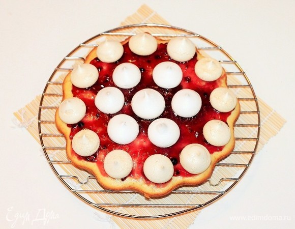 Готовый корж немного остудить, извлечь из формы и сразу же смазать джемом. Дать джему немного застыть и уложить сверху безе. Укладывать безе можно горкой или как на фото. Если вы хотите приготовить торт, тогда разрезаете пирог на 2 части, пропитываете сиропом, затем смазываете коржи джемом.