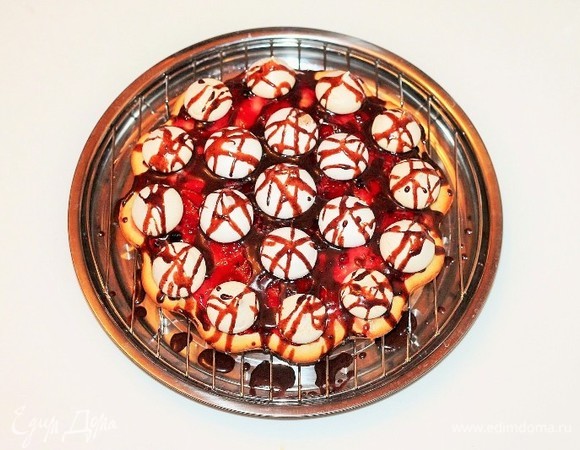 Украшаем пирог растопленным шоколадом, смешанным с молоком.