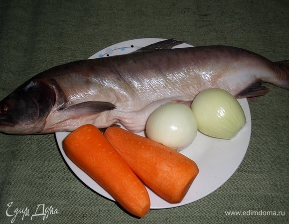 Подготовим продукты. Очищаем и промываем рыбу и овощи.