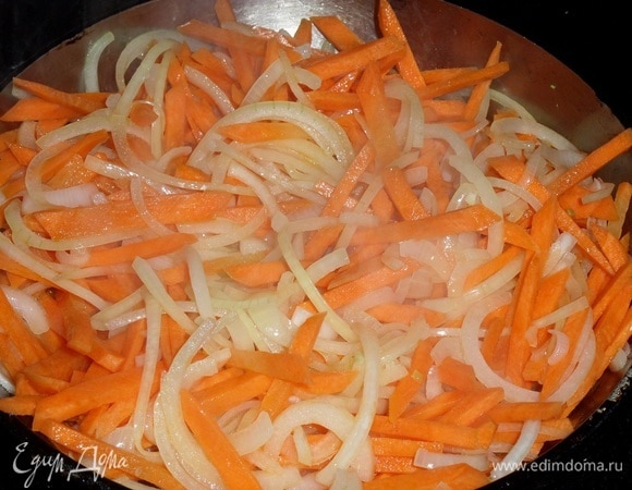 В разогретую сковороду наливаем растительное масло. Выкладываем нарезанные овощи. Обжариваем 7–10 минут. Затем немного остужаем.