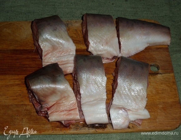 Рыбу нарезаем на порционные куски.