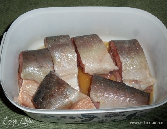 Куски рыбы выкладываем в чашку. Солим и добавляем лимонный сок. Оставляем на 10 минут.