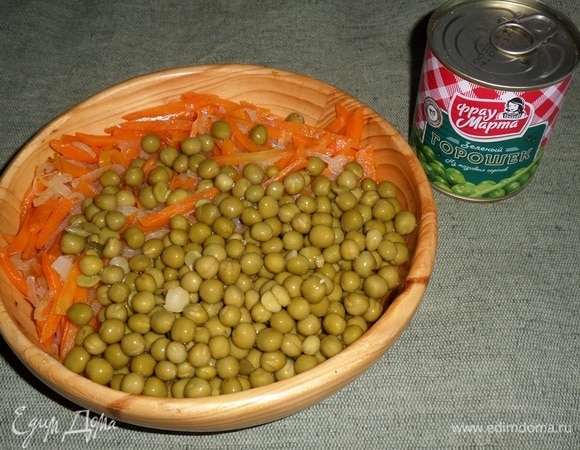Обжаренные овощи выкладываем в чашку. Добавляем 2 банки вкуснейшего консервированного зеленого горошка ТМ «Фрау Марта».