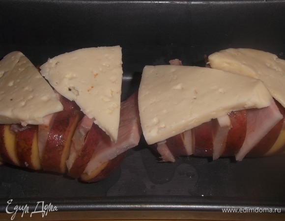 Сверху уложить куски сыра, посыпать орегано. Поставить в разогретую духовку.