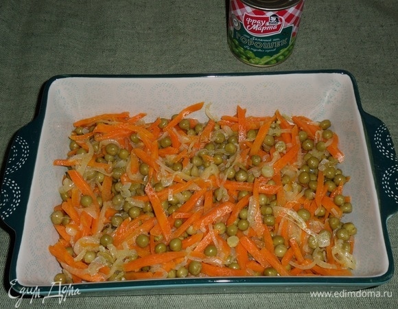 Выкладываем овощную массу в форму для запекания. Равномерно распределяем.