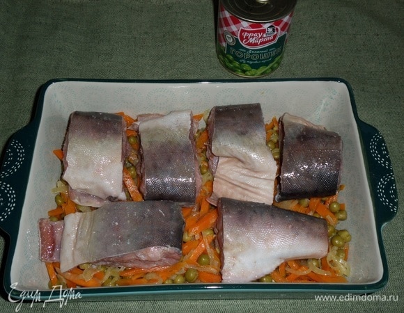 Поверх овощной массы выкладываем куски рыбы.