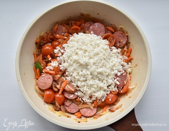 Рис промыть под проточной водой. Пересыпать в сковороду. Влить 1,5 стакана воды.