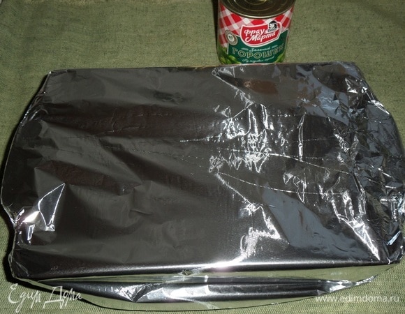Накрываем форму фольгой и отправляем в разогретую духовку.