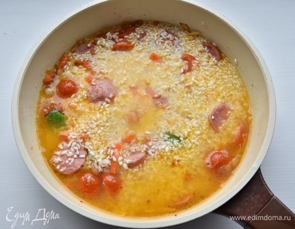 На огне выше среднего довести до кипения. Когда вода выпарится до уровня риса, добавить фасоль. Фасоль красную консервированную ТМ «Фрау Марта» предварительно откинуть на сито и немного промыть ее водой от соуса.