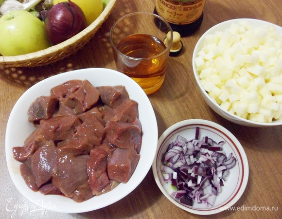 Куриную печень нарезать кусочками, репчатый лук — мелкими кубиками. Яблоки очистить от кожуры и нарезать мелкими кубиками.