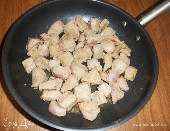 Куриную печень обжарить на растительном масле на большом огне в течение нескольких минут.