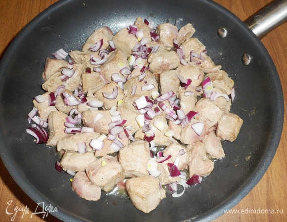 Добавить лук, посолить и поперчить, обжарить еще 2 минуты.