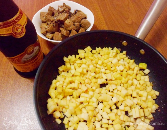 Затем переложить печень с луком в отдельную миску. Крупные кусочки печени нарезать на мелкие кубики или немного размять печень вилкой. Яблоки обжарить в той же сковороде несколько минут.