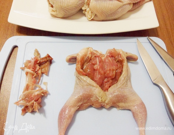 Разрезать тушку по спинке не до конца. Убрать все спинные и грудные косточки, ножки и крылышки оставить с косточками. Тушки посолить и поперчить внутри.