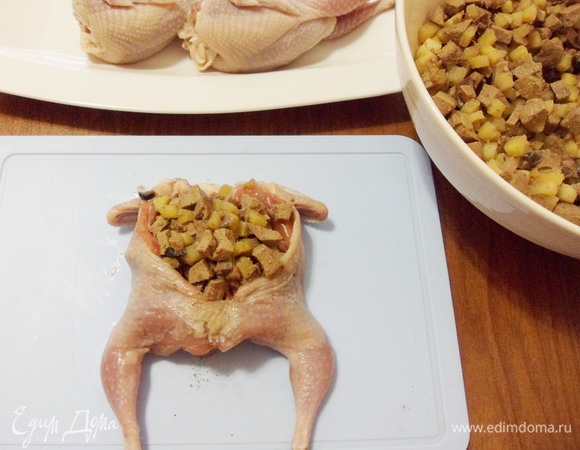 Положить начинку в тушку. У меня ушло по 3 столовые ложки начинки. Аккуратно руками соединить шкурку на спине, заполняя все свободные места начинкой. Движения, как будто делаете котлеты.