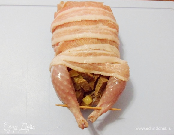 Теперь осталось только «запеленать» тушки в бекон. Кстати, с начинкой перепелки значительно увеличиваются в объеме и уже не смотрятся такими худышками. Я готовила перепелов первый раз, одна ножка некрасиво повисла, и я скрепила ножки зубочисткой.